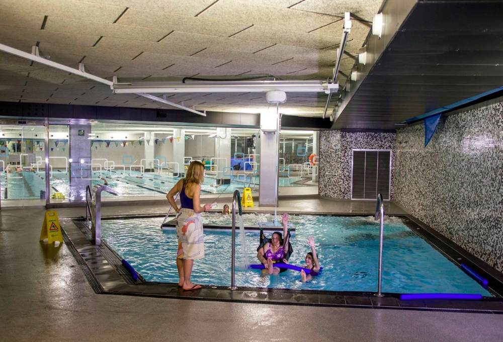 Grúas para piscinas: normativa, accesibilidad y claves para elegir la solución adecuada