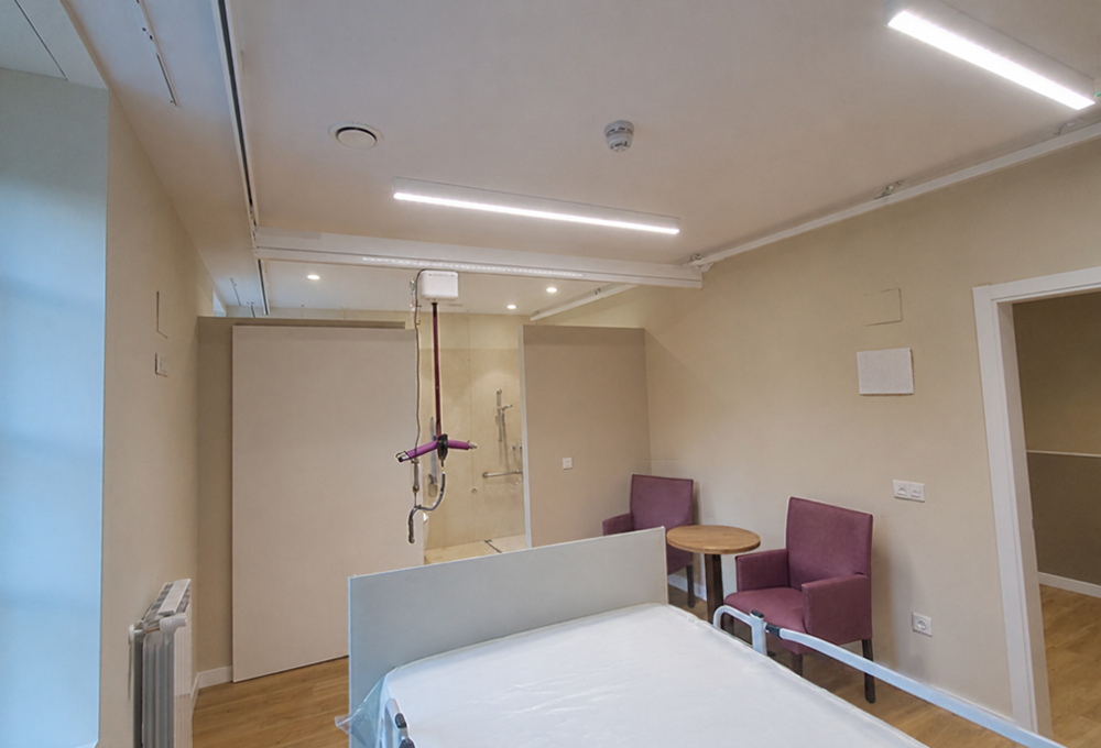 La importancia de la conexión cama-baño con grúas de techo hospitalarias